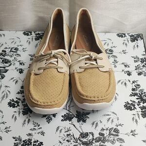 Clarks Tan Leather Flats‎ with Moccasin Toe